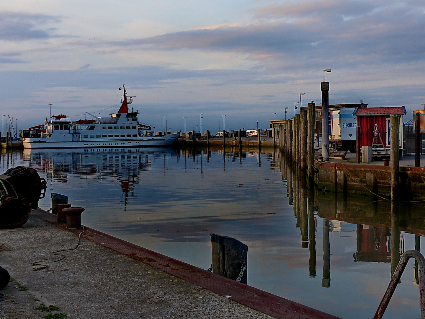 Abendstimmung und Spiegelung im Hafen