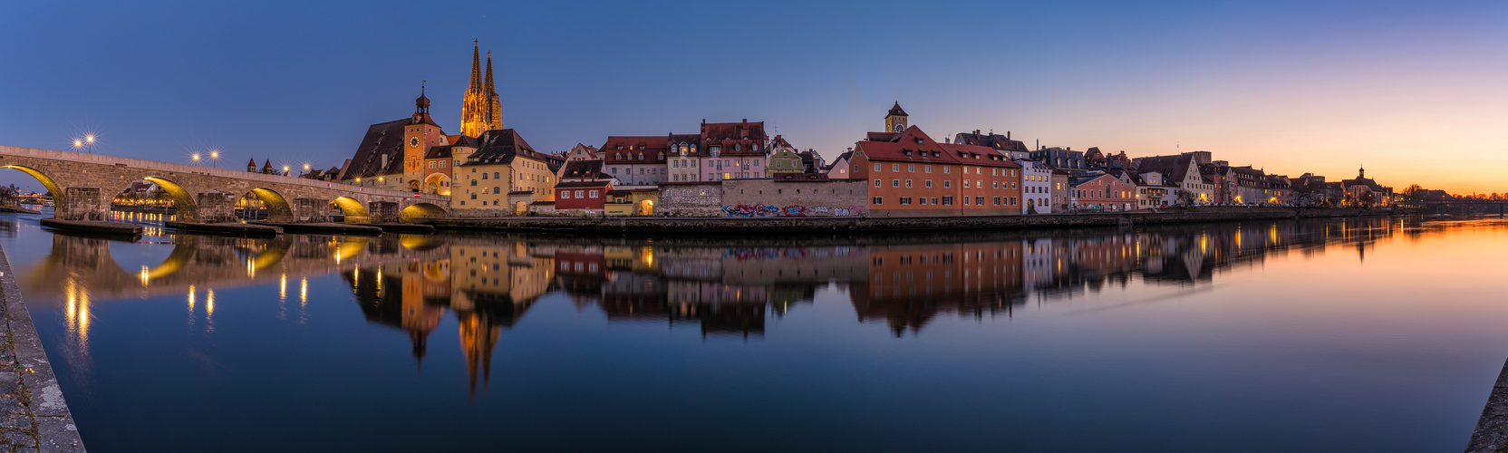 Abendstimmung vor historischer Kulisse