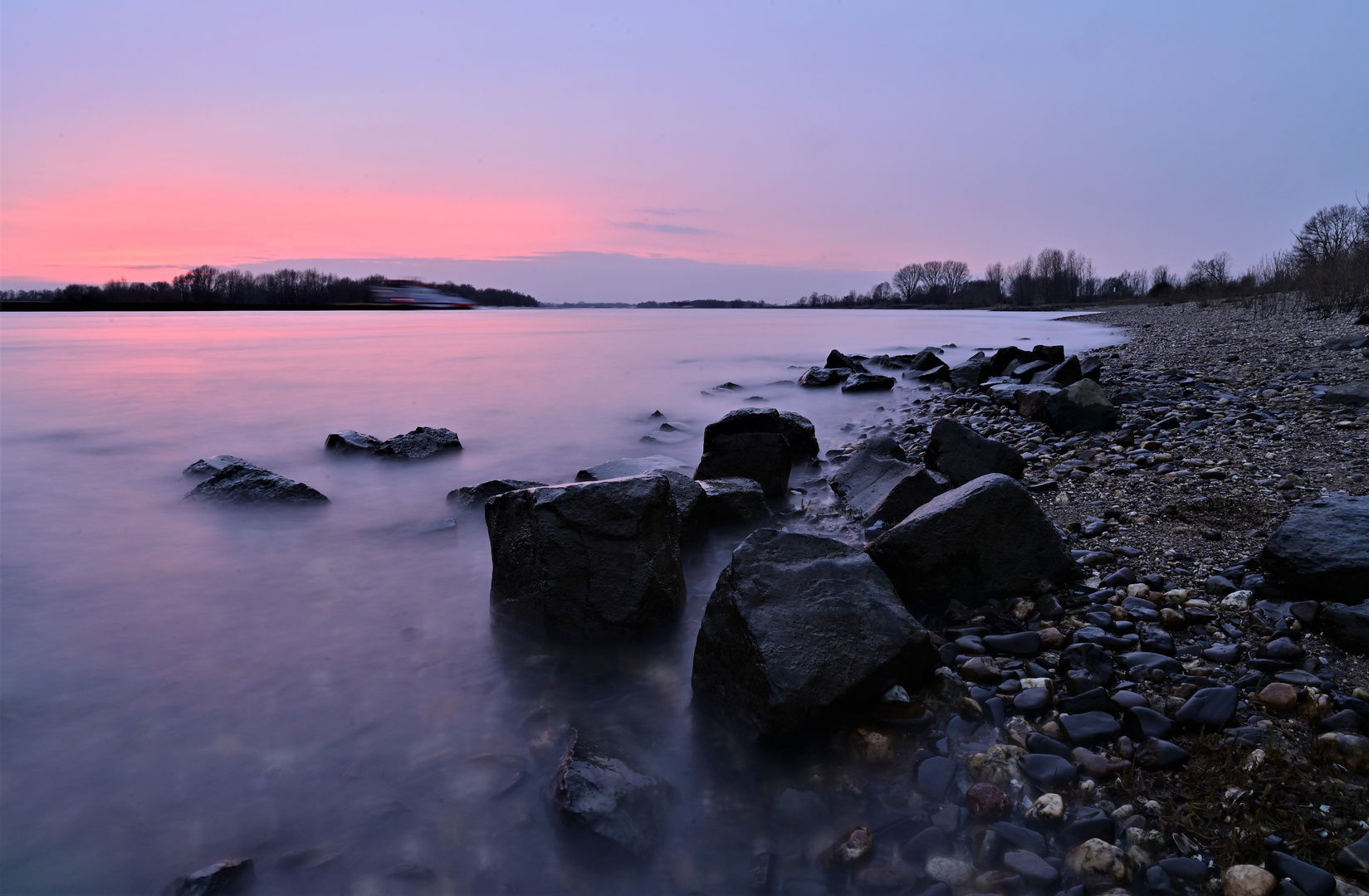 Abendstimmung zur blauen Stunde am Rhein