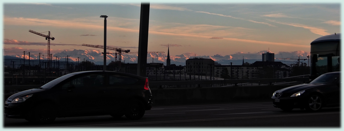 Abendverkehr auf der Brücke