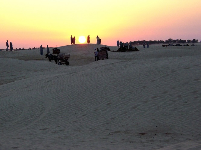Abendverkehr in der Wüste von Tunesien