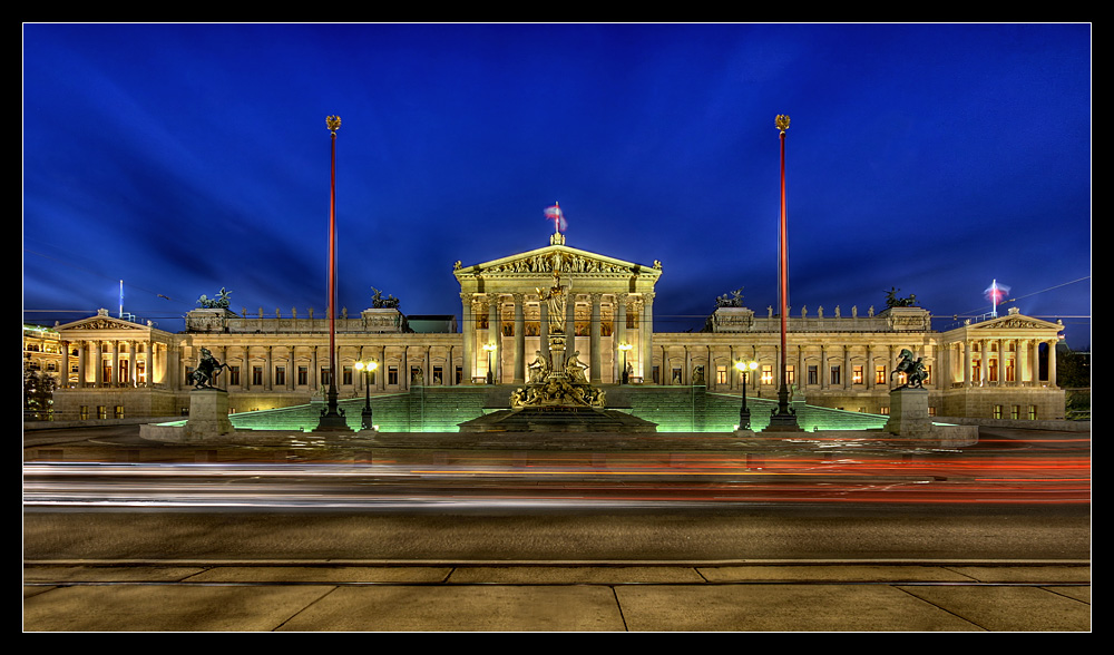 Abendverkehr vor dem Parlament