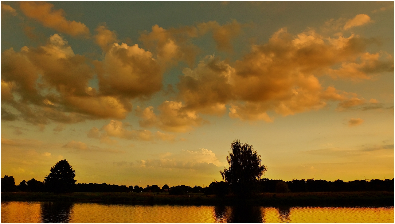 Abendwolken über der Aller