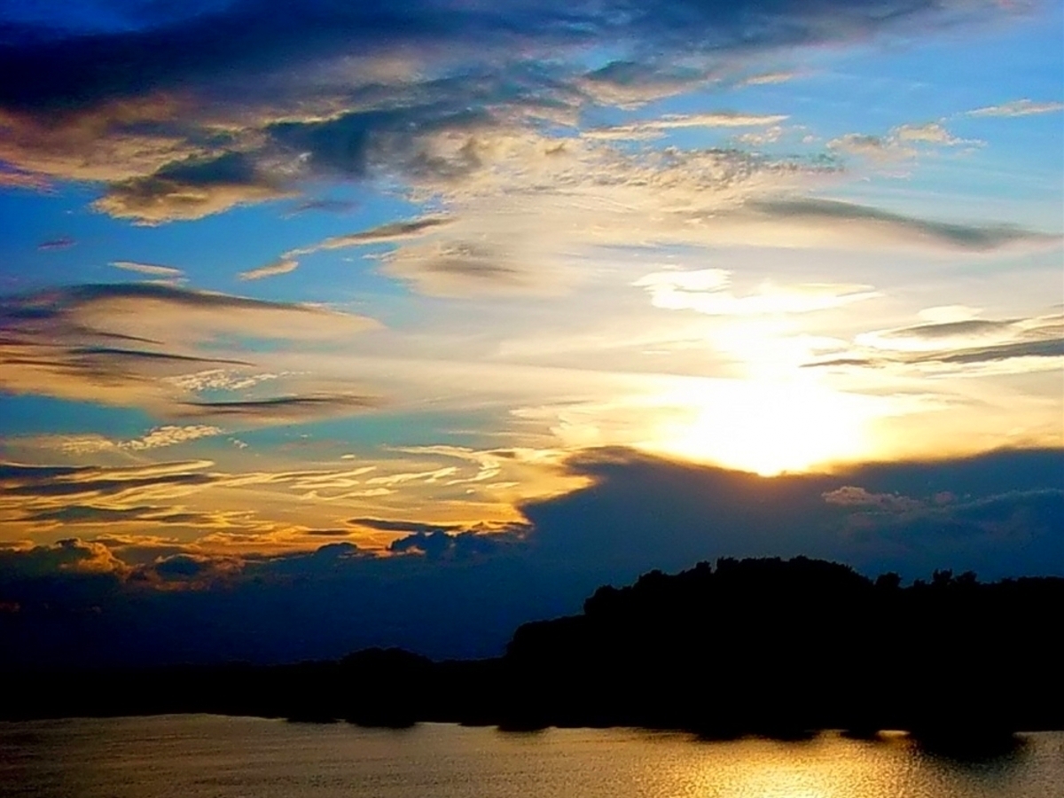 Abendwolken über der Donau