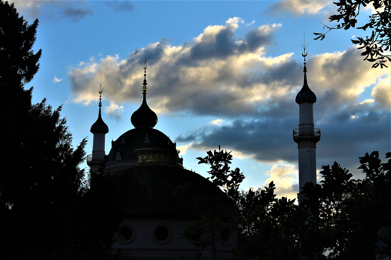 Abendwolken über der Moschee im Schwetzinger Schlossgarten