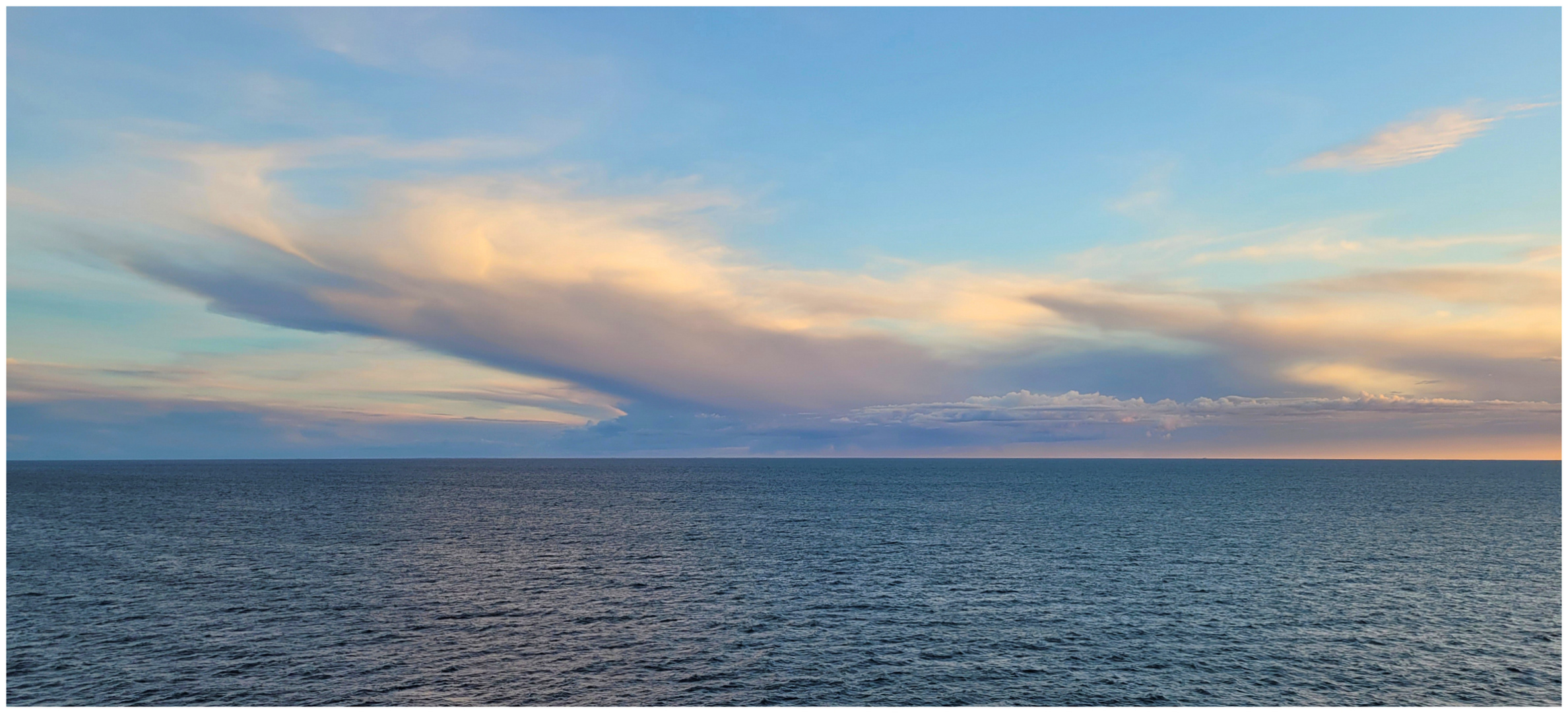 Abendwolken über der Ostsee