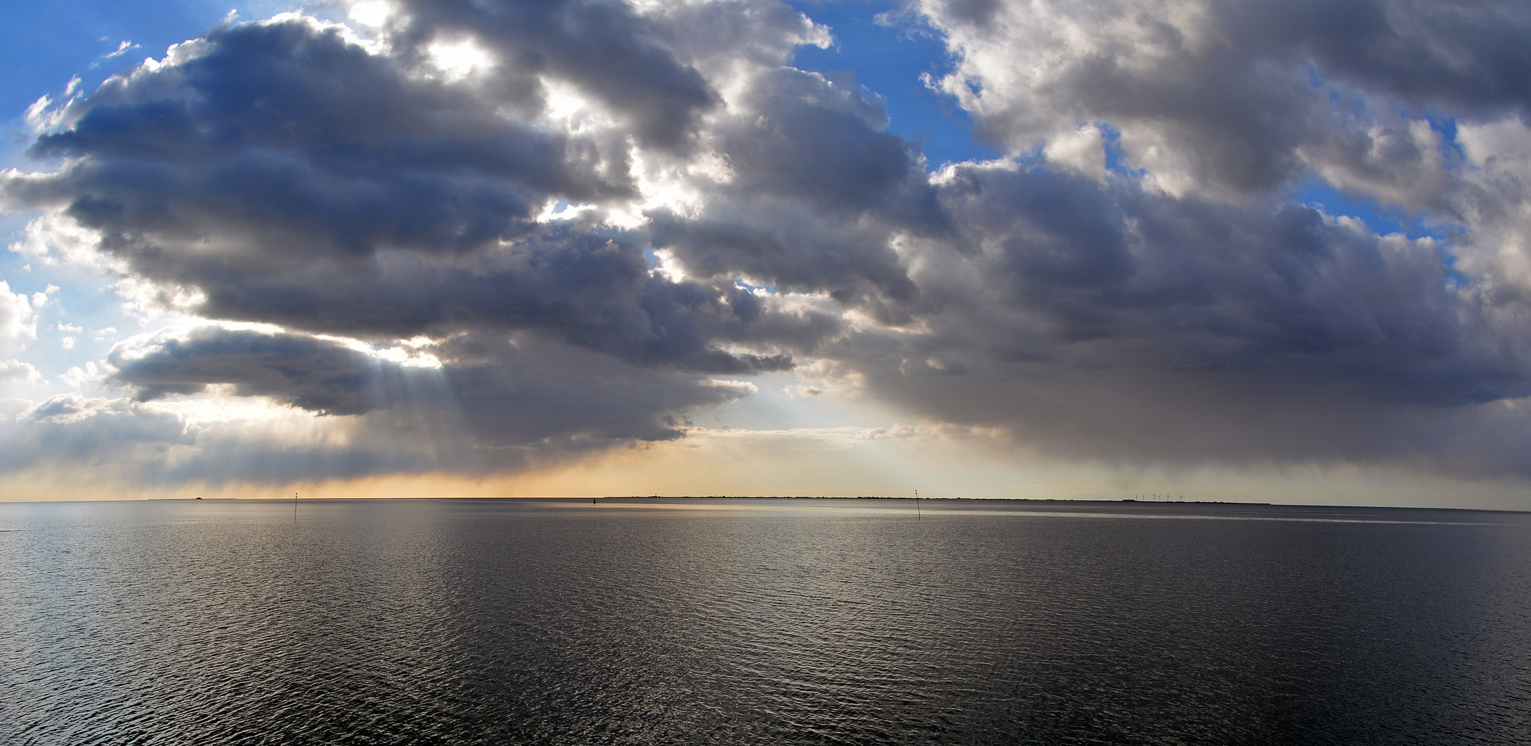Abendwolken ziehen über dem Wattenmeer der Nordsee