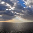 Abendwolken ziehen über dem Wattenmeer der Nordsee