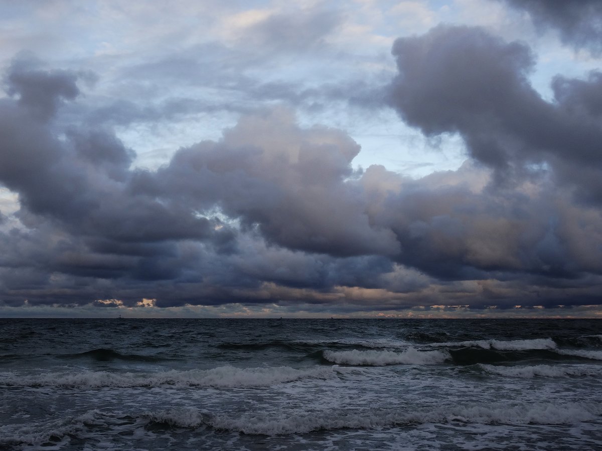 Abendwolken ziehen von der See heran