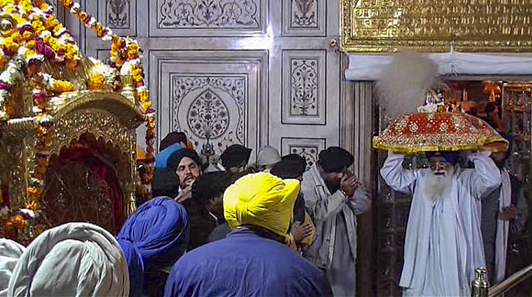 Abendzeremonie im Goldenen Tempel von Amritsar