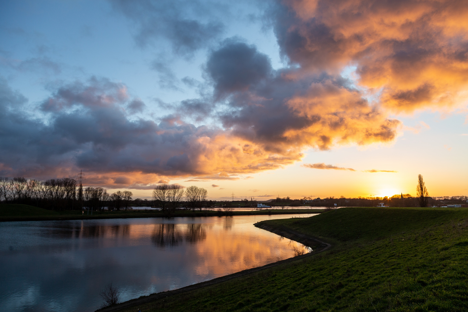 Abenstimmung am Rhein in Duisburg-Walsum