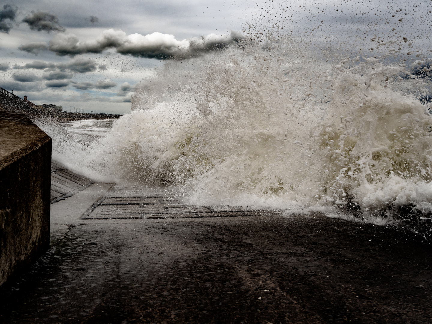 Aberdeen Esplanade - Brandungswellen