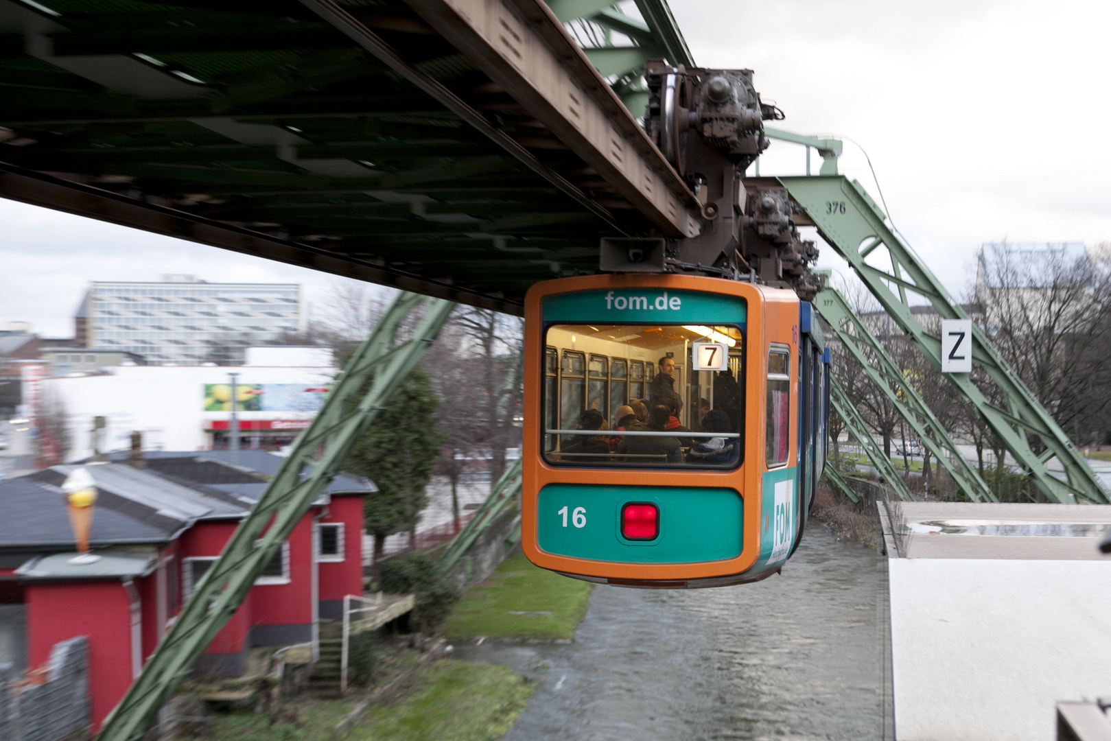 Abfahrt der Schwebebahn