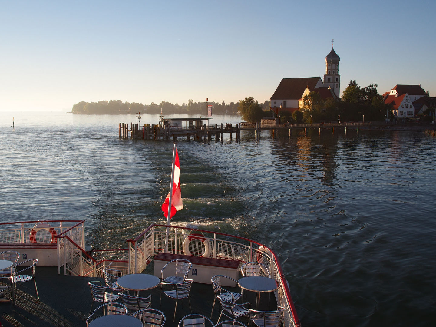 Abfahrt eines Bodenseeschiffes an einem Herbstabend