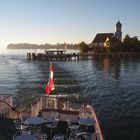 Abfahrt eines Bodenseeschiffes an einem Herbstabend