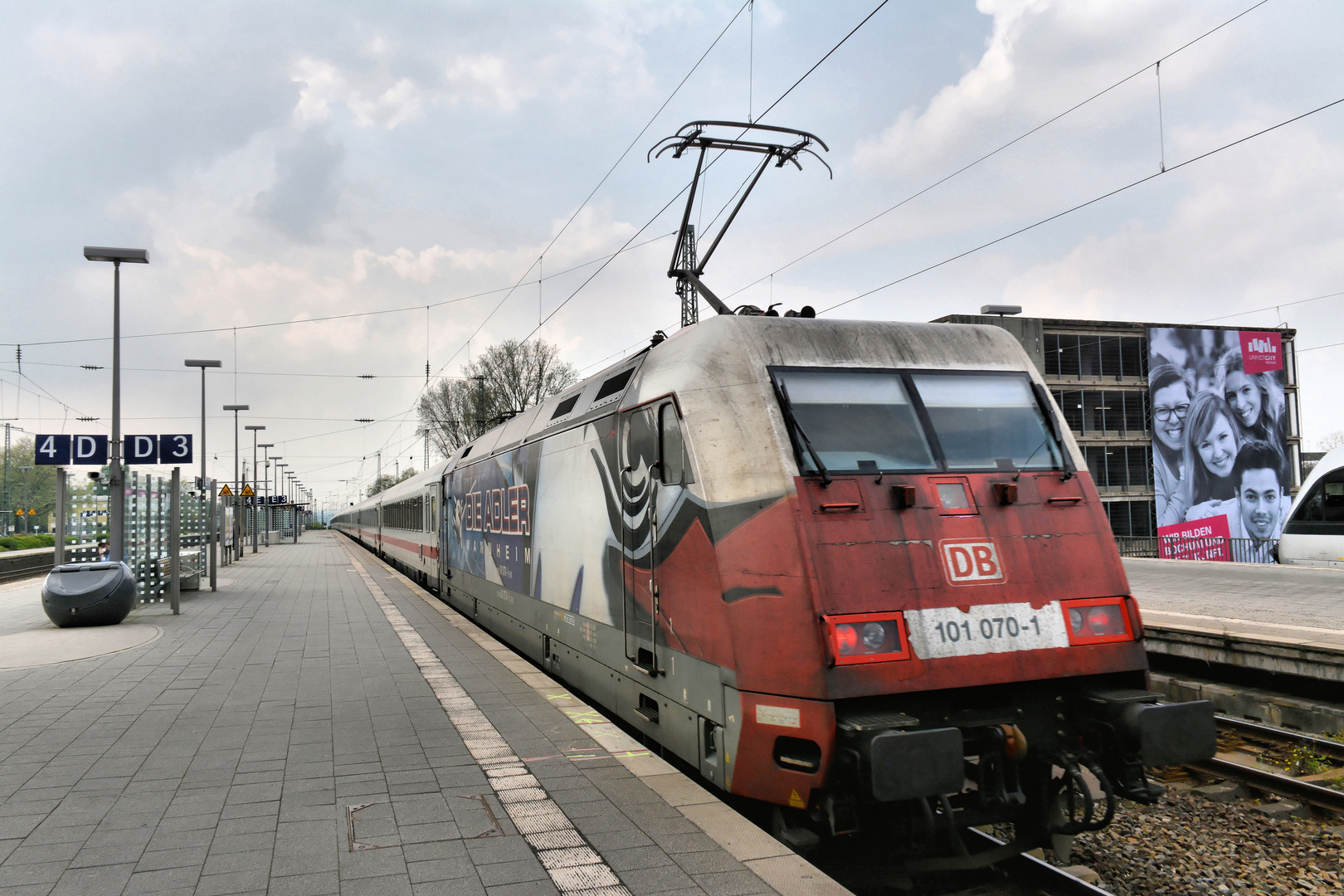 Abfahrt IC 2217 mit "Adler-Lok" nach Stuttgart