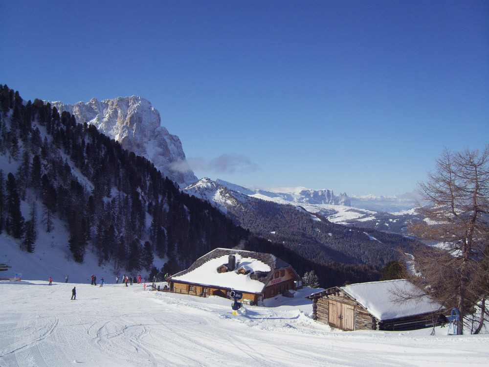 Abfahrt vom Grödner Joch nach Wolkenstein ohne Wolken