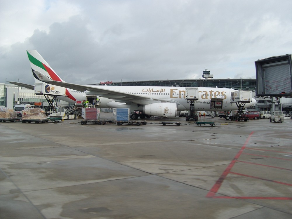 Abfertigung einer Maschine der Fluggesellschaft Emirates am Düsseldorfer Flughafen.