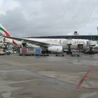 Abfertigung einer Maschine der Fluggesellschaft Emirates am Düsseldorfer Flughafen.