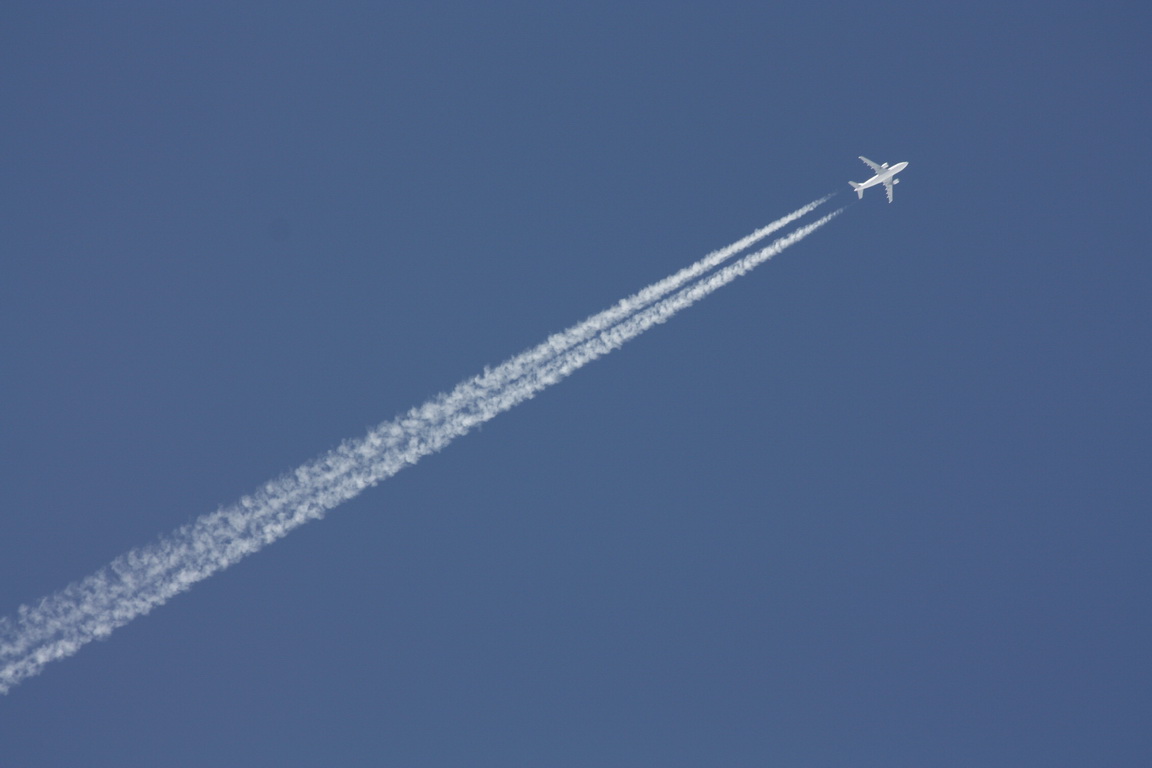 Abflug bei blauem Himmel