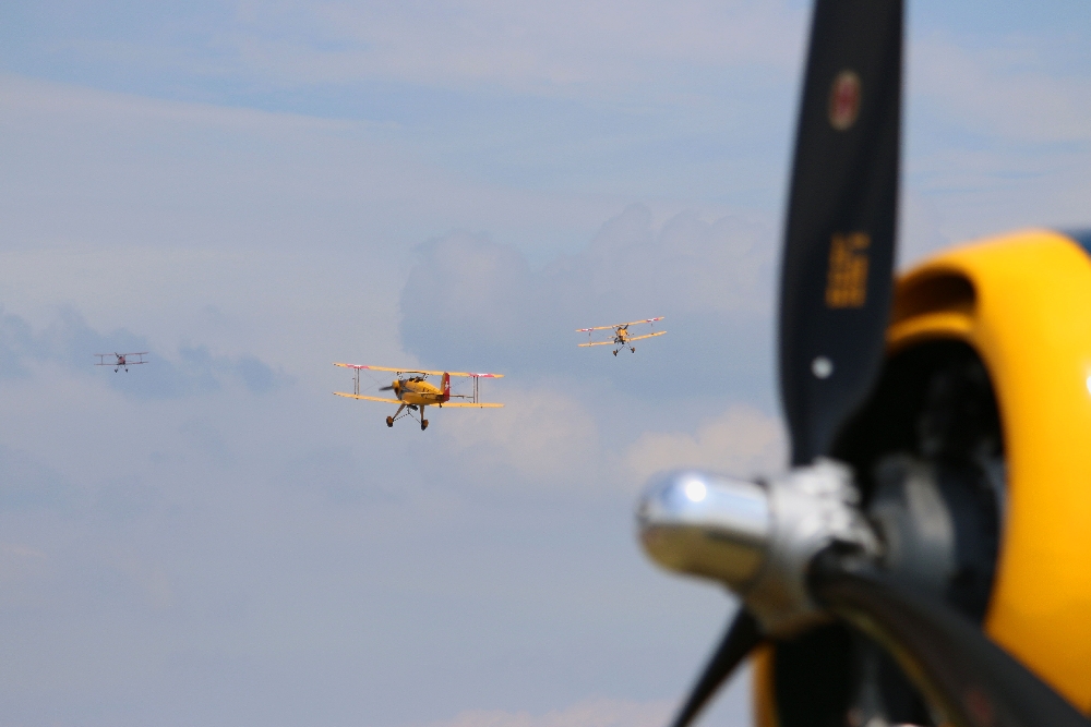 Abflug der Bücker Jungmann Squadron...