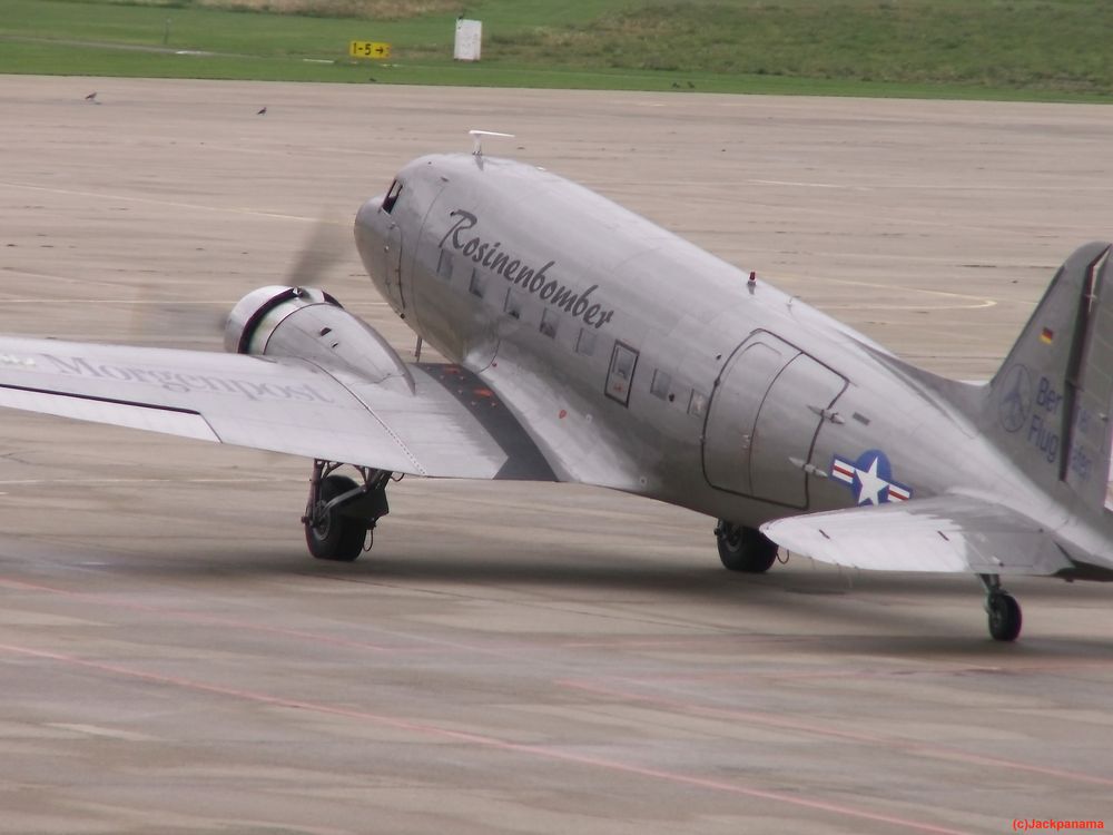 Abflug des Rosinenbombers vom Flughafen Berlin-Tempelhof zu einem Rundflug