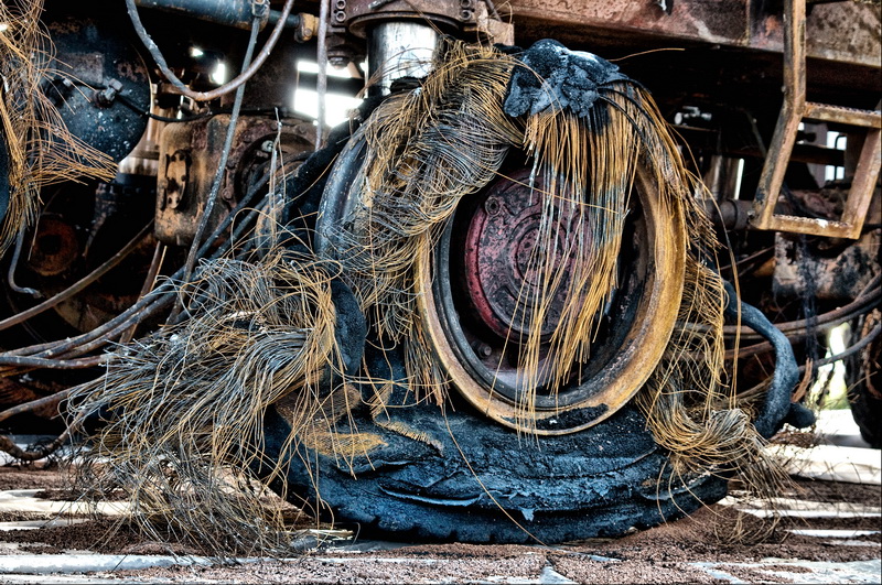 Abgebrannter Reifen eines Kranwagens