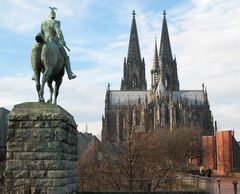 Abgehobener Reiter auf dem Weg zum Dom