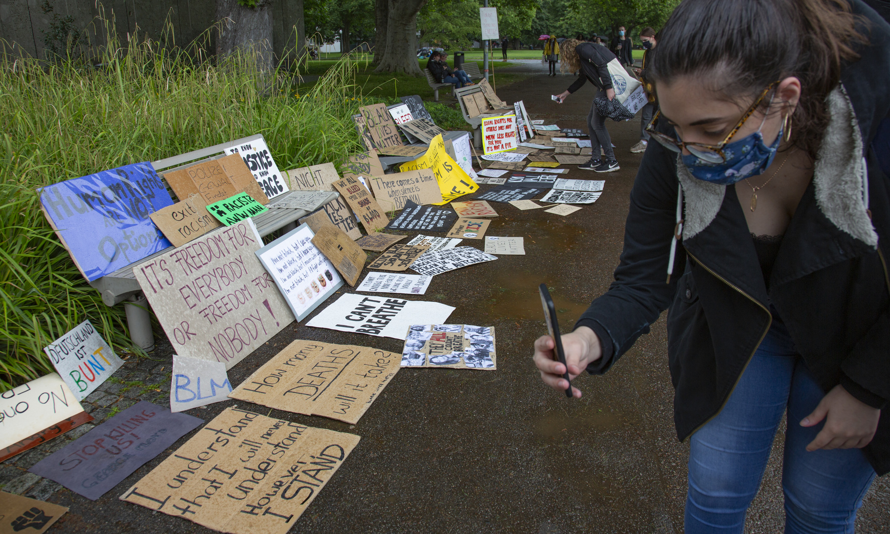 Abgelegte Protestplakate