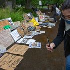 Abgelegte Protestplakate