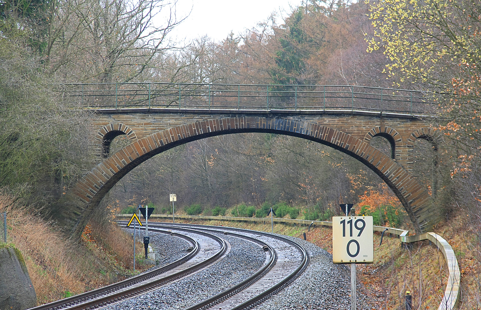 Abgerissene Bahnbrücke bei Plauen