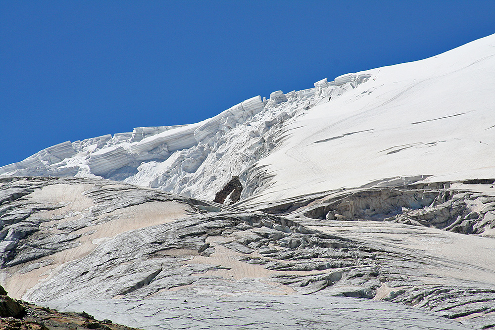 Abgesackte Eismassen am Alphubel 2008 im unteren Bereich, wobei die Bergsteiger ...