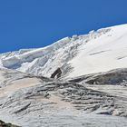 Abgesackte Eismassen am Alphubel 2008 im unteren Bereich, wobei die Bergsteiger ...