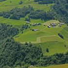 Abgeschlossener Weiler von Wald und Wildbächen umgeben.