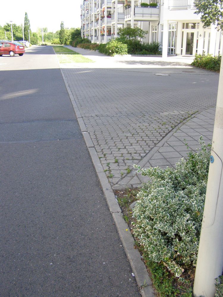 Abgesenkter Bordstein_1 Foto & Bild autos & zweiräder, details und kleinigkeiten, verkehr