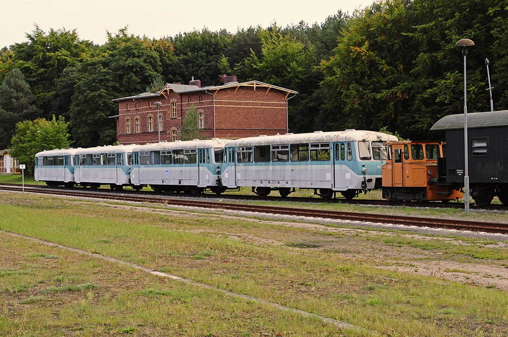 Abgestellte ex-DR Ferkel-Taxen am Bahnhof Heringsdorf auf Usedom