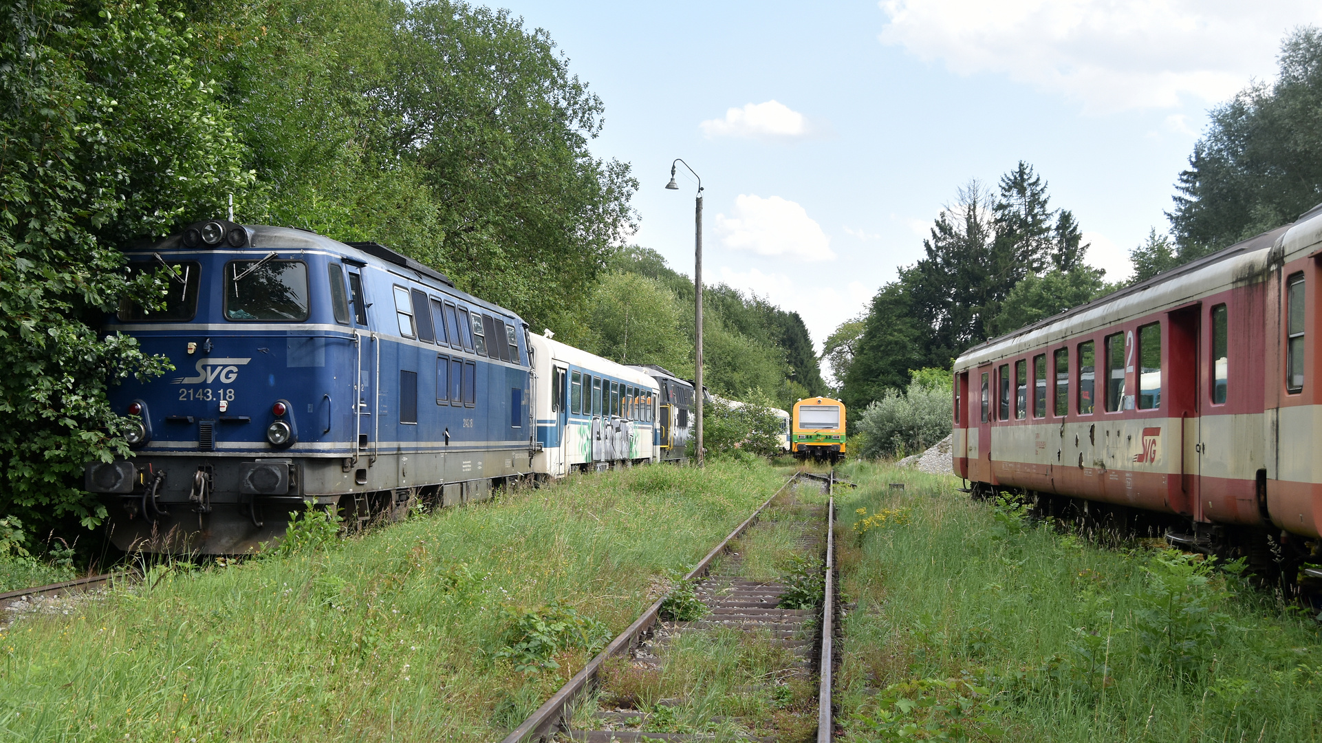 Abgestellte Fahrzeuge der bankrotten Staudenbahn im Bf Markt Wald 19.7.2021