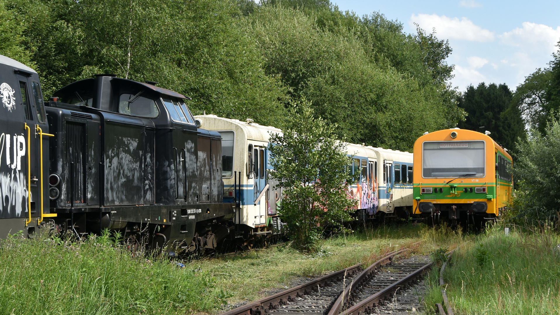 Abgestellte Fahrzeuge der bankrotten Staudenbahn im ehemaligen Bf Markt Wald 19.7.2023