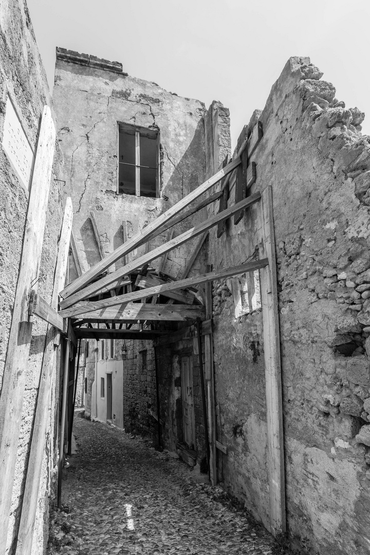 Abgestützte Mauern in der Altstadt von Rhodos Stadt