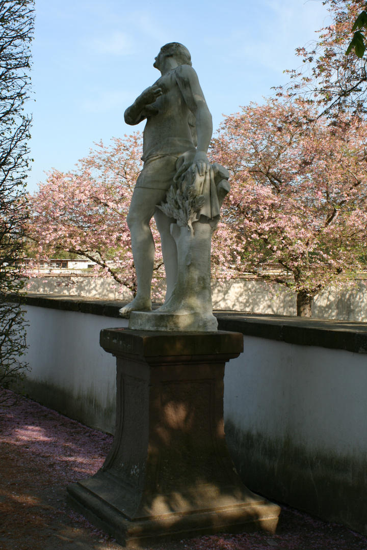 abgewandte Dame in Schwetzingen