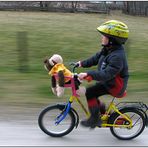 Abhängen bei der Fahrt zum Spielplatz