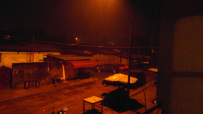 Abidjan_ruelle sous une pluie tropicale