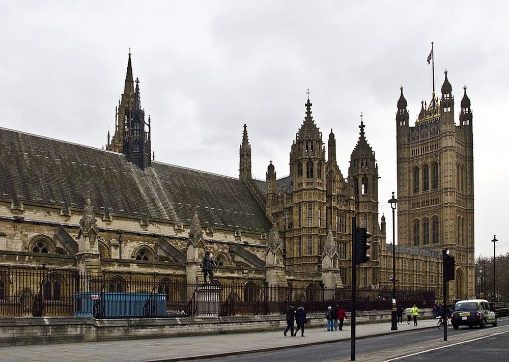 Abingdon Street : vue sur l’arrière du Palais de Westminster et la Chambre des communes.