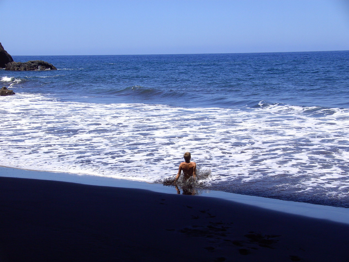 Abkühlung an einem tollen schwarzen Sandstrand auf La Palma