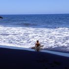 Abkühlung an einem tollen schwarzen Sandstrand auf La Palma