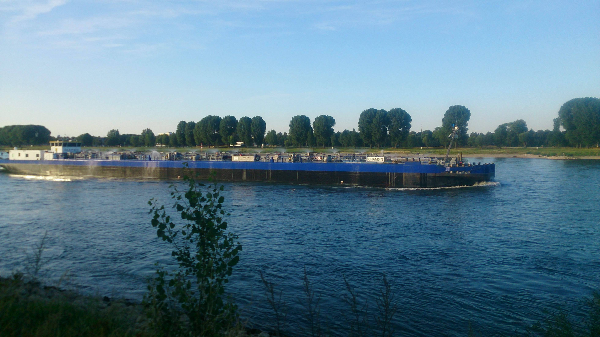 Abkuehlung auf dem Rhein