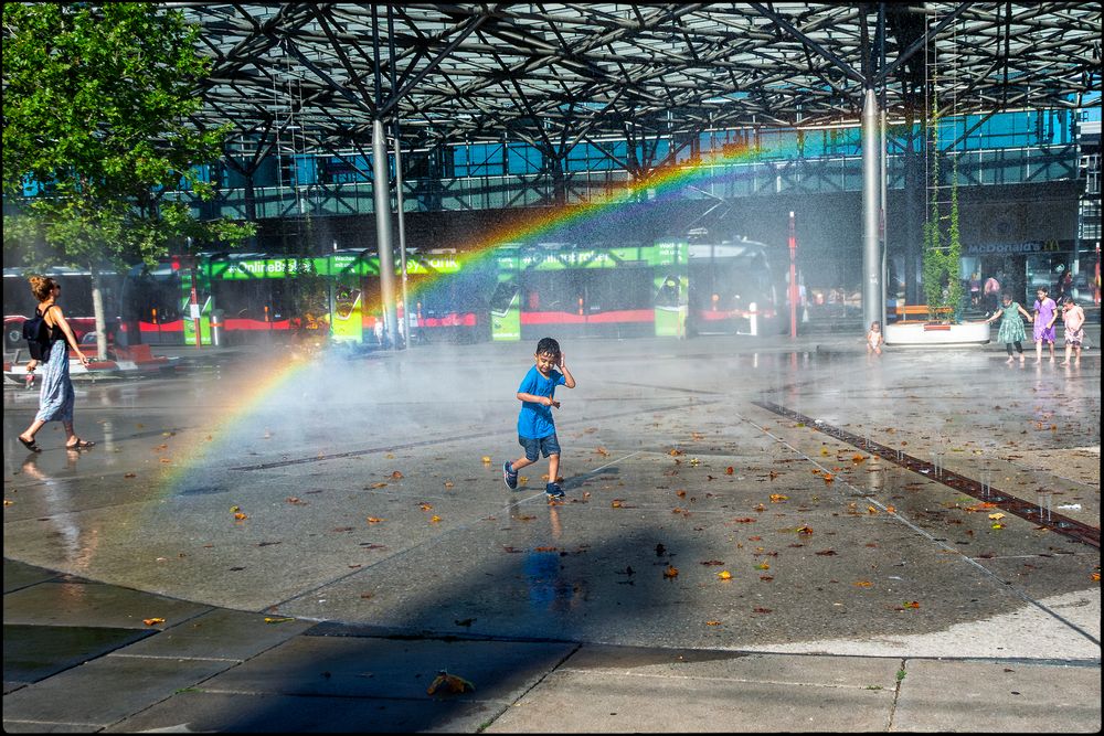 Abkühlung bei 35°C am  Praterstern in Wien