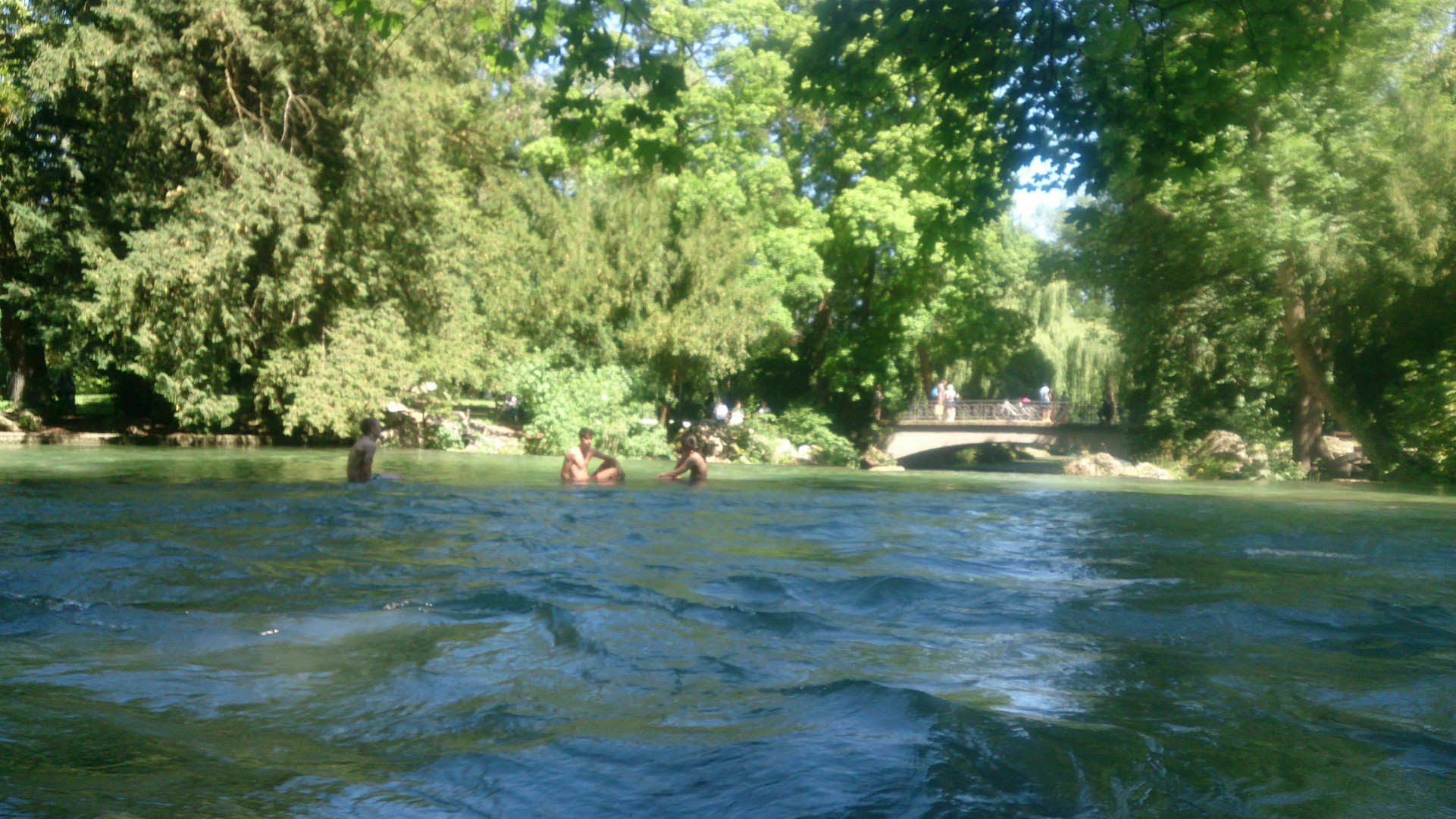 Abkuehlung im Eisbach