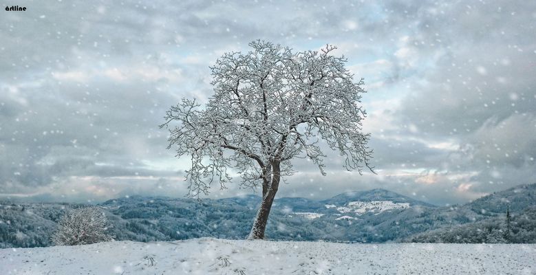 Abkühlung in tief den verschneiten Bergen - der Himmel reißt die Wolken fort