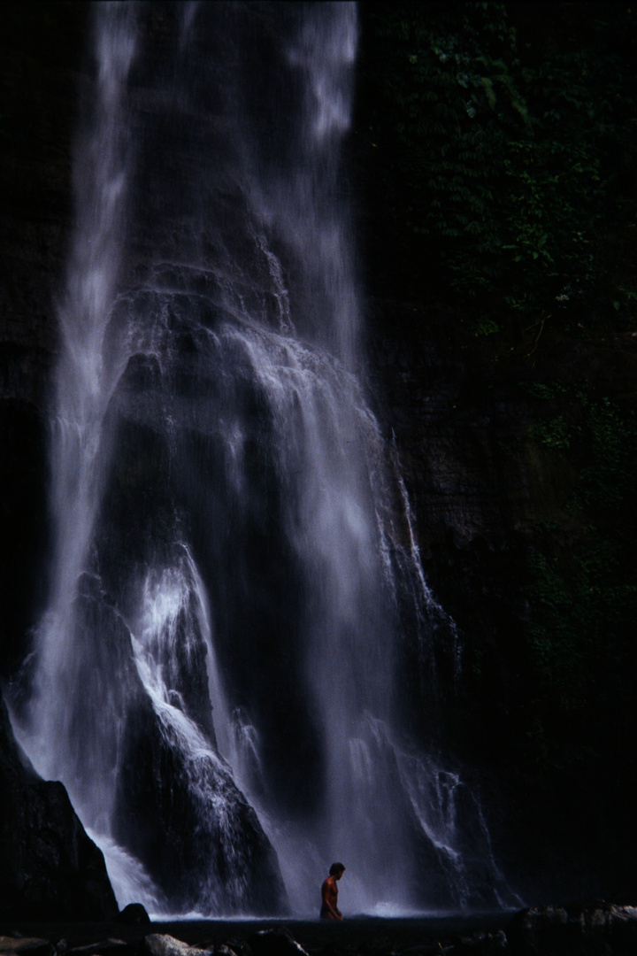 Abkühlung unterm Gitgit Wasserfall auf Bali